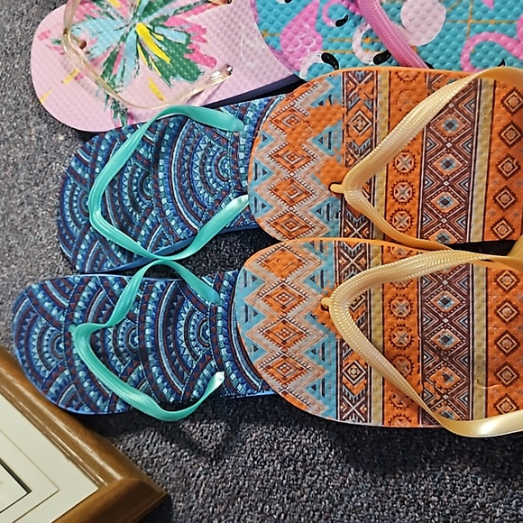 6 pair of flip flops size 9 - Picture 2 of 4